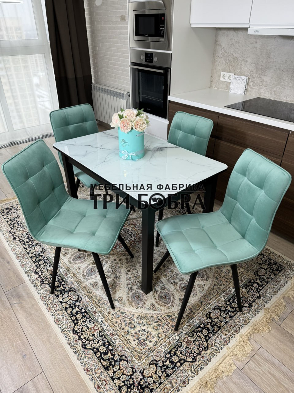 Стеклянный раздвижной стол "Итальянский мрамор" и стулья "ГУЧИ" тиффани