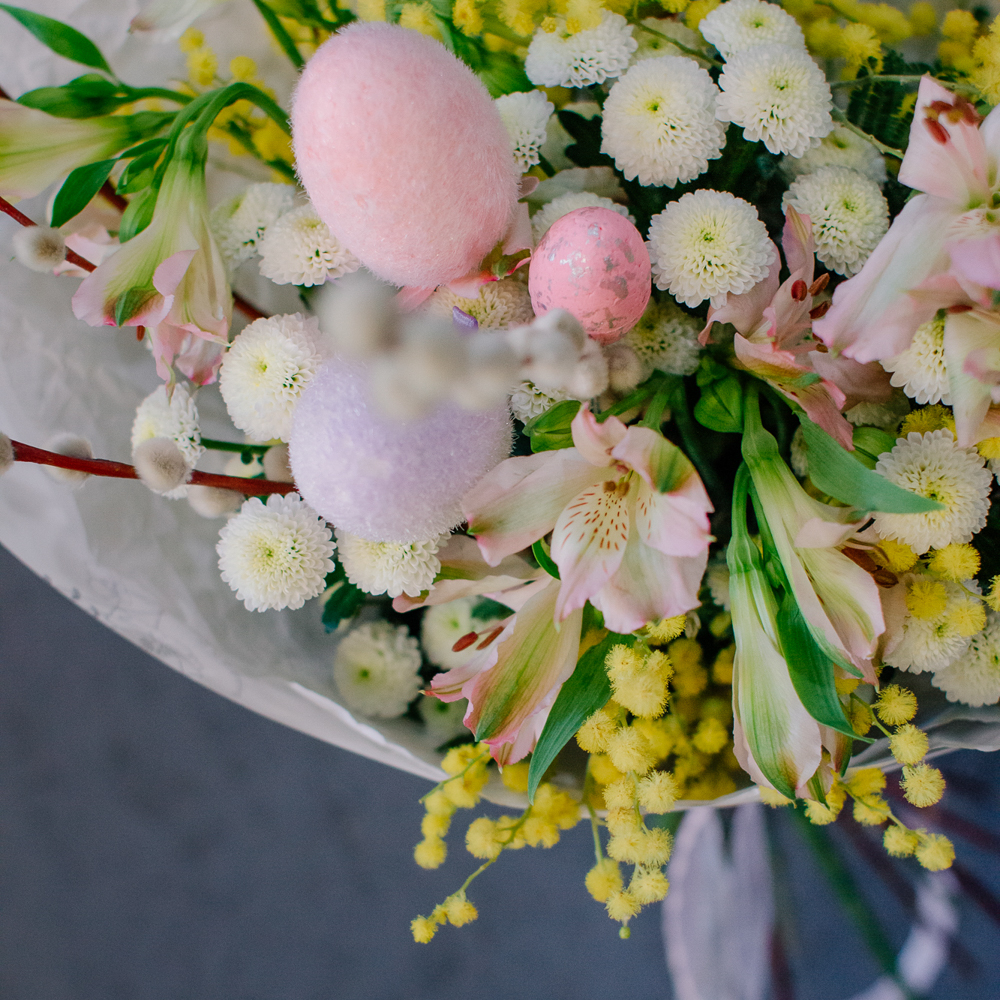 161. Весенний пасхальный букет с мимозой и веточками вербы