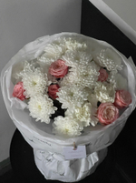 Авторский букет из хризантемы и кустовой розы