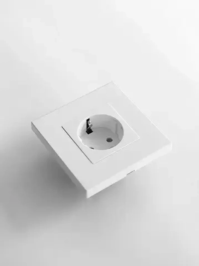 Розетка одинарная электрическая с заземлением, белый пластиковый корпус, защитные шторки для детей,16А,250В.