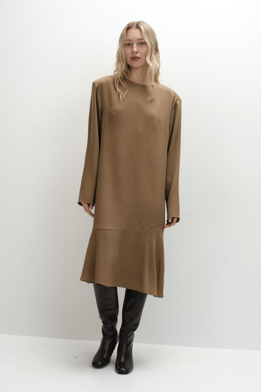 Платье с воланом