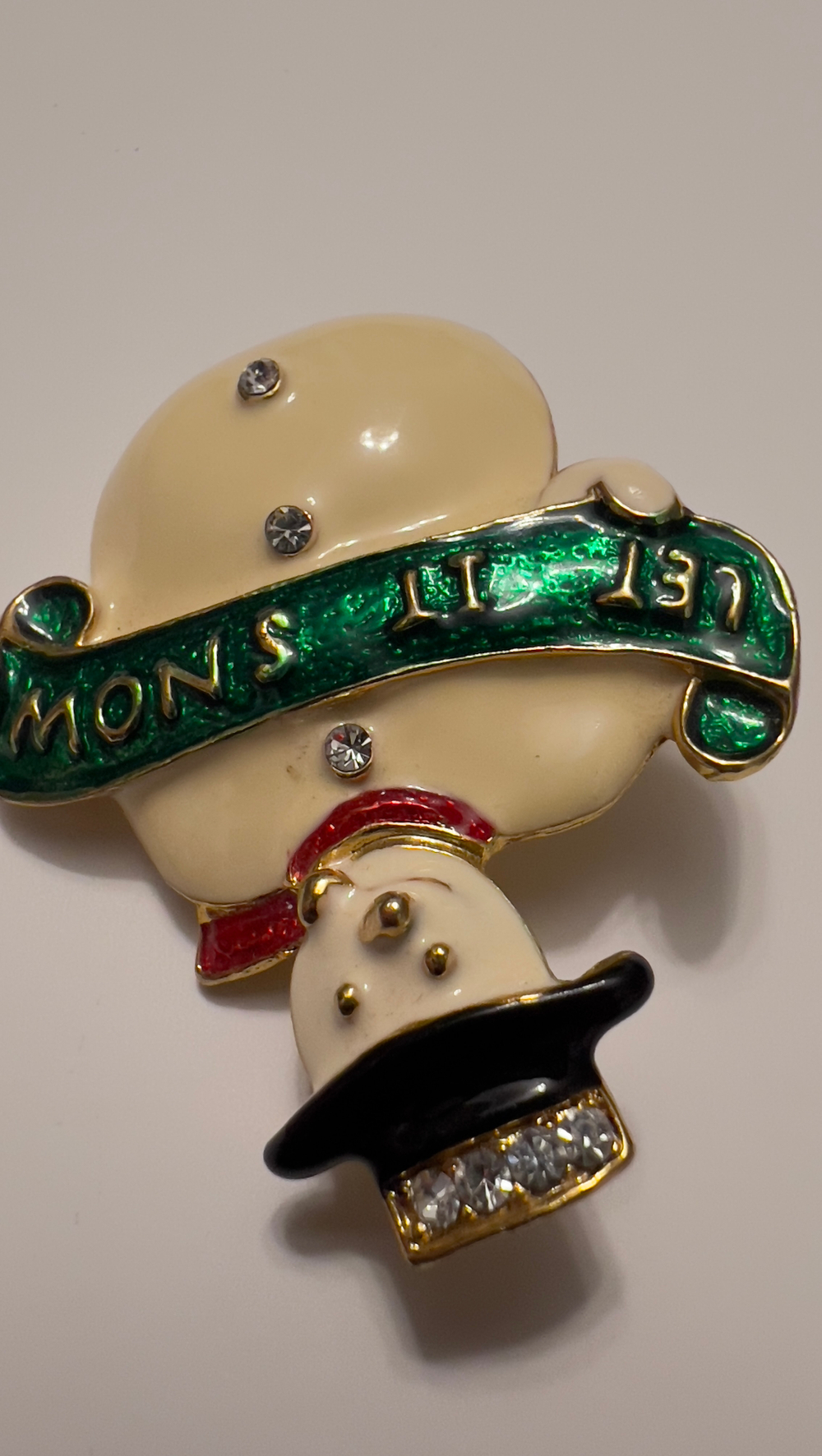 Новогодняя брошь снеговик с трубкой