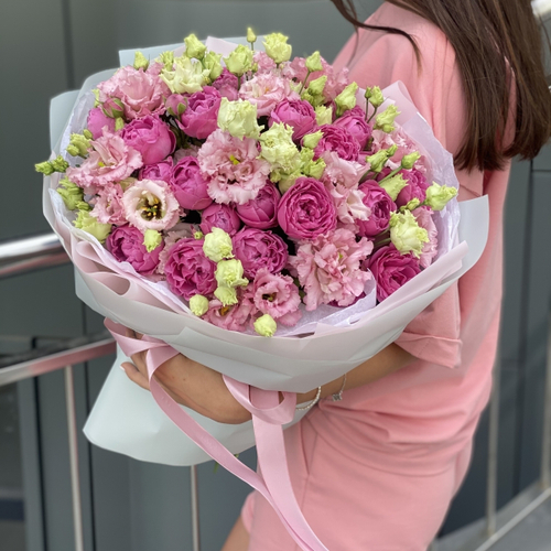 Букет из эустомы и кустовых роз "Berry Scent"