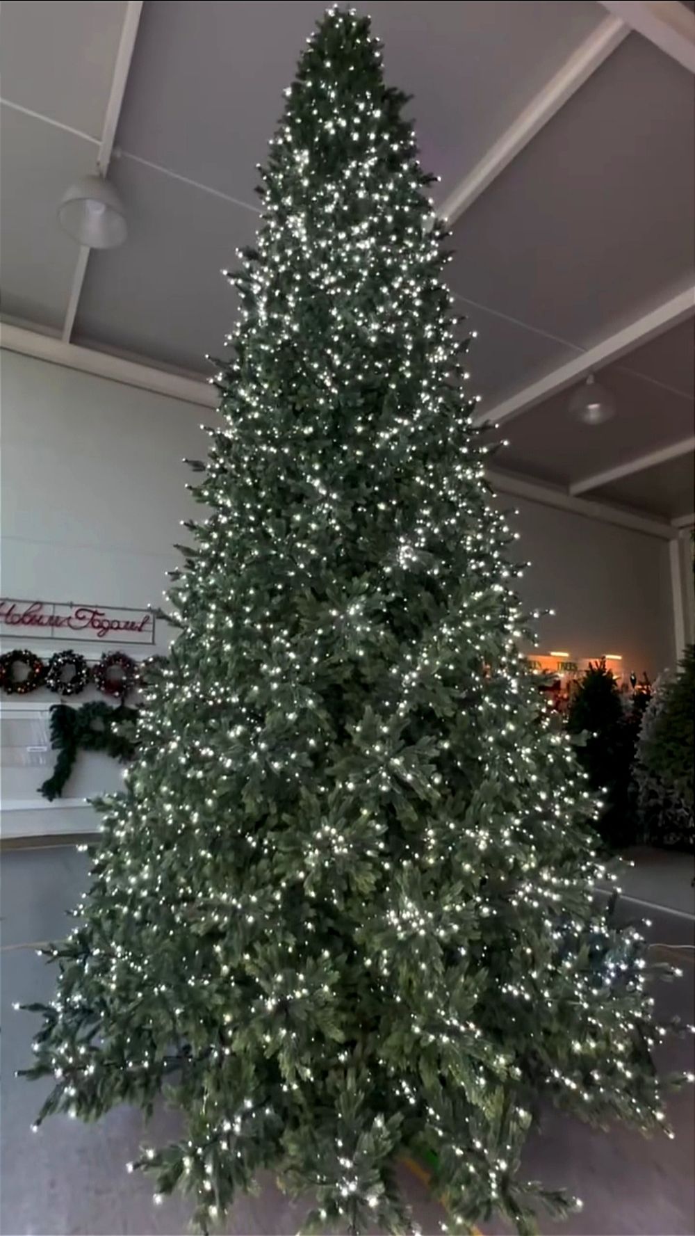 ель с встроенной гирляндой "Сказочная" светодинамическая