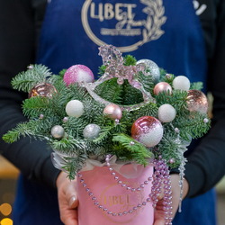 Розовая шляпная коробка с нобилисом