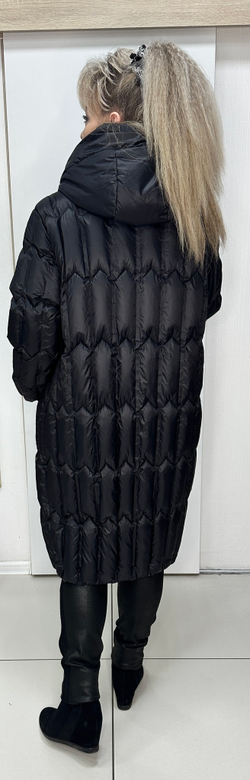 Зимнее черное пальто на пуху с бежевой отделкой