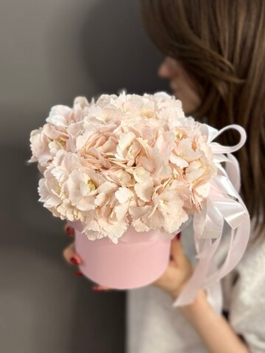 Шляпная коробка с гортензией