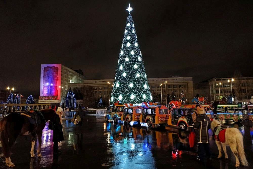 Светодинамическая елка каркасная - встроенная гирлянда: холодный свет - "Уральская" 30 м