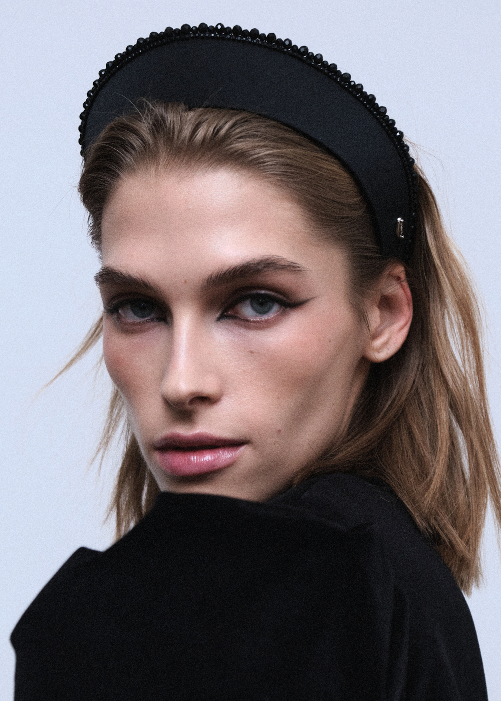 Черный кокошник с декором по верхнему краю