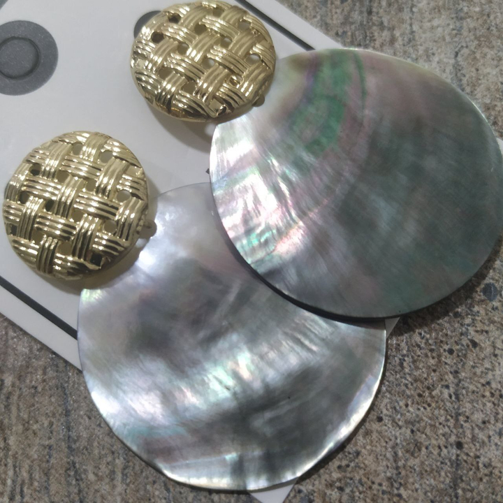 Серьги-гвоздики Перламутр диск круг большой плетение металл золотистый