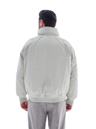 Серый утепленный бомбер с декоративными швами