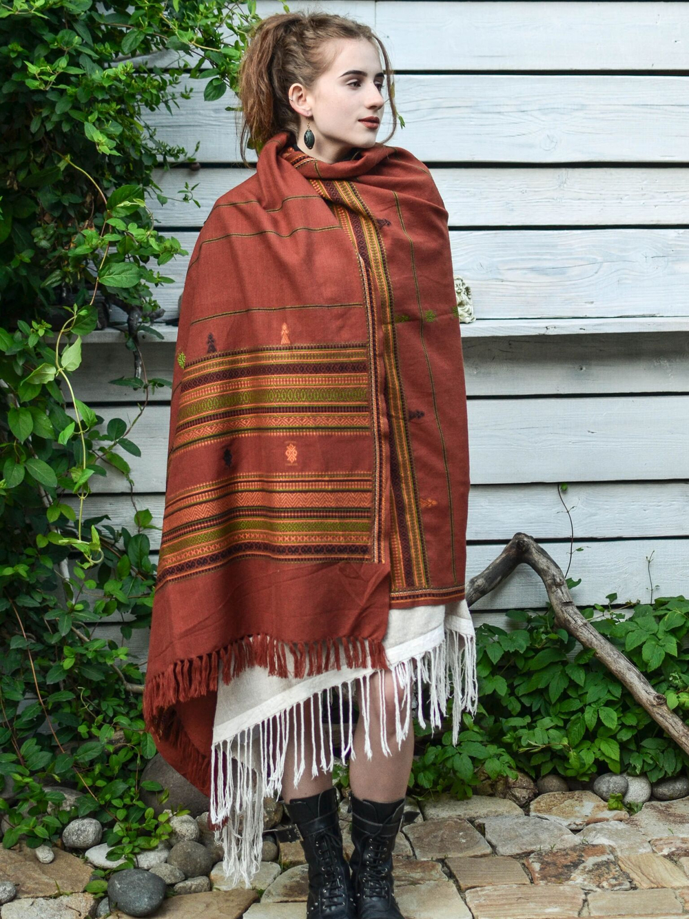 Шаль с  гуджаратской вышивкой