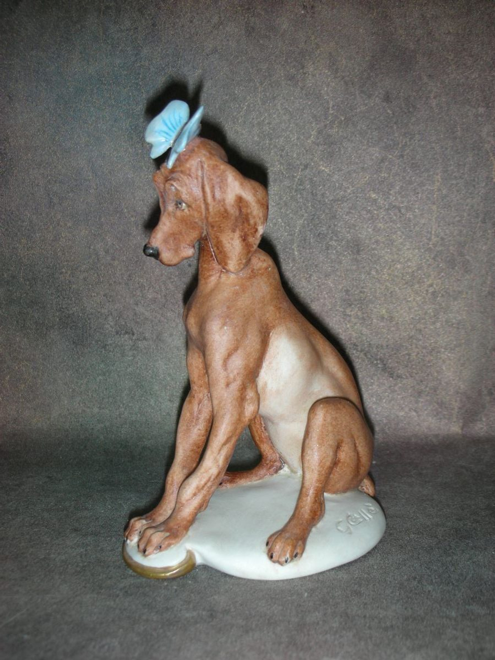 Статуэтка. Фарфор. Cобака с бабочкой на голове. Capodimonte. Италия