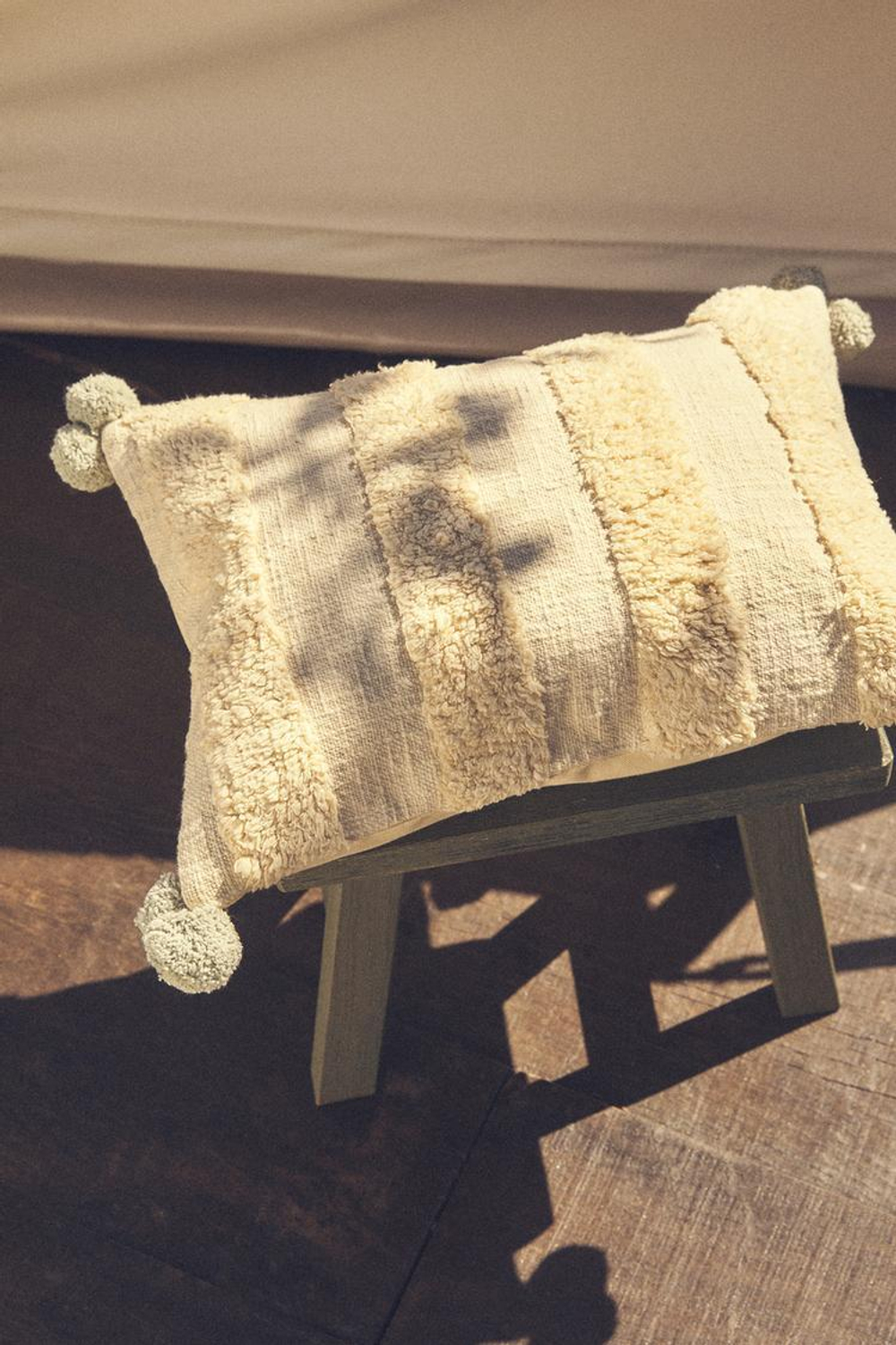 ZARA HOME ЧЕХОЛ ДЛЯ ДЕКОРАТИВНОЙ ПОДУШКИ С ПОМПОНОМ, ЖЕЛТЫЙ