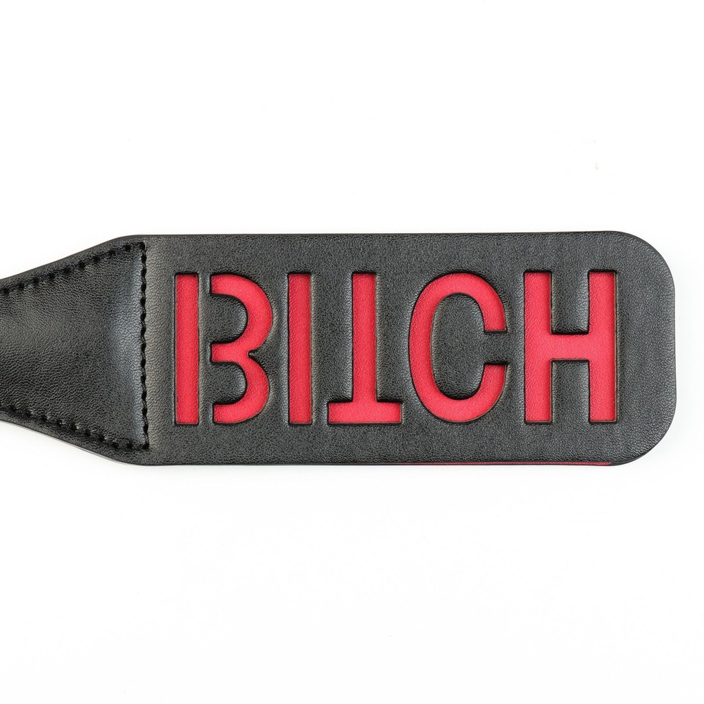 Черная шлёпалка из эко-кожи с надписью - 38 см. (Цвет: черный)