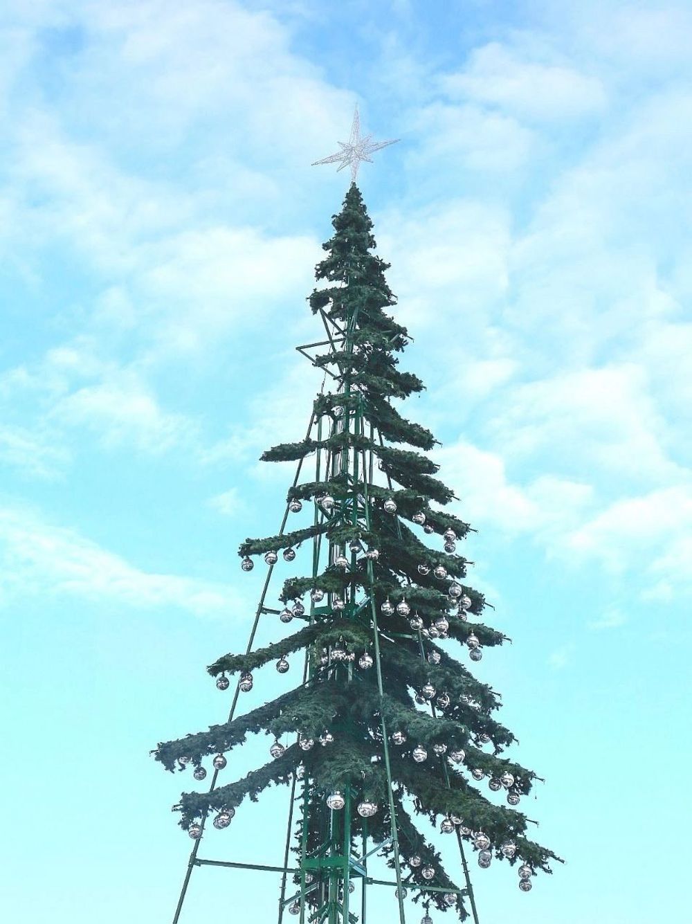 Светодинамическая елка ствольная - встроенная гирлянда: Теплый свет - "Таежная" от 11 до 21 м