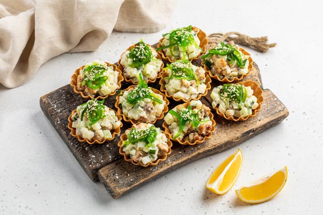 Тарталетка с подкопченным угрем и огурцом, 20 шт.