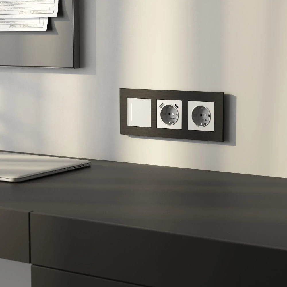 Рамка на 3 поста AluMax (черный алюминий) W0033508