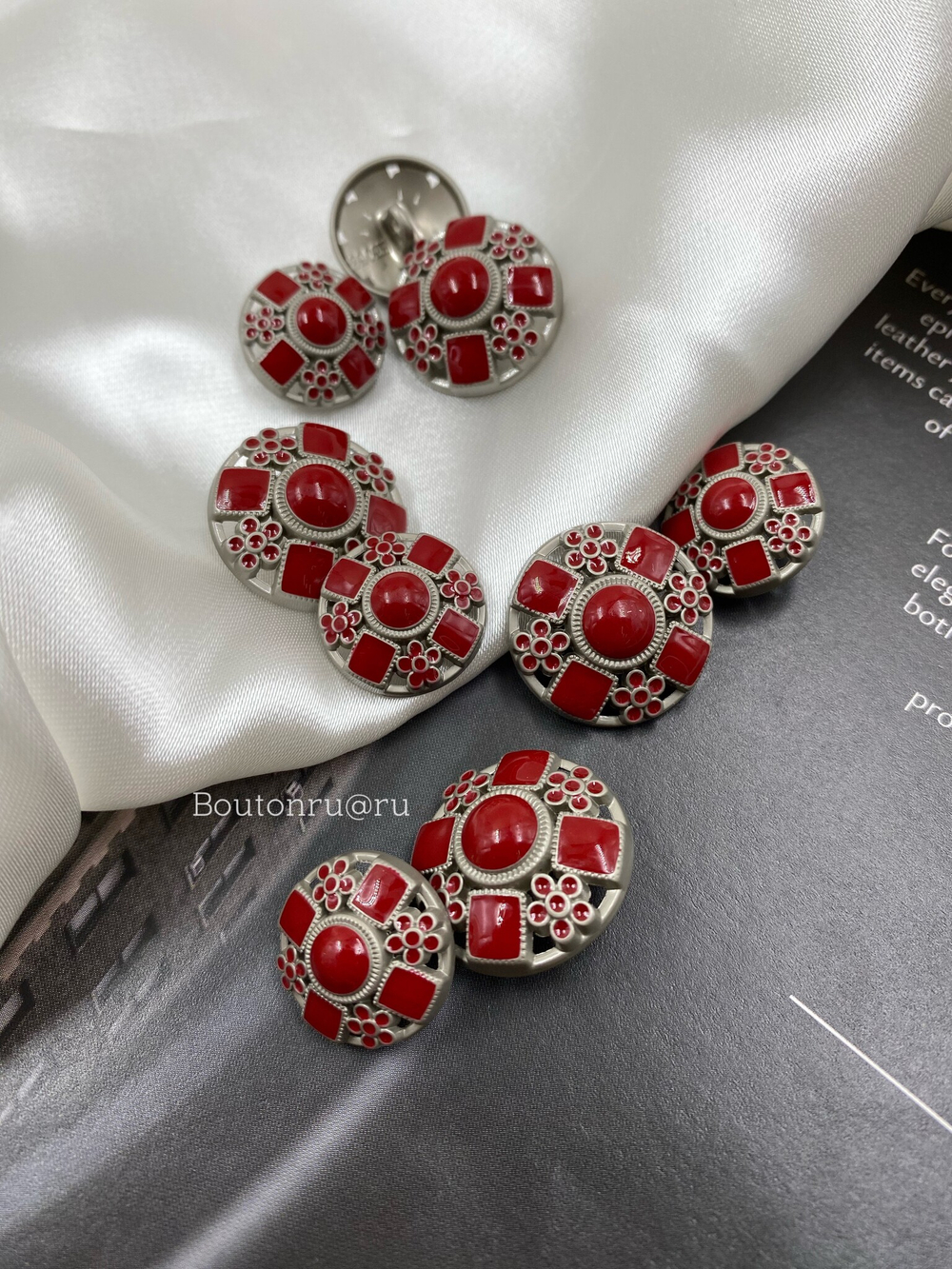 Пуговицы серебристые с квадратными деталями и бордовой эмалью