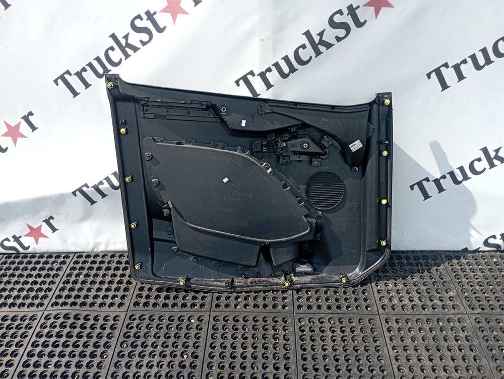 Обшивка двери правой 2023г.