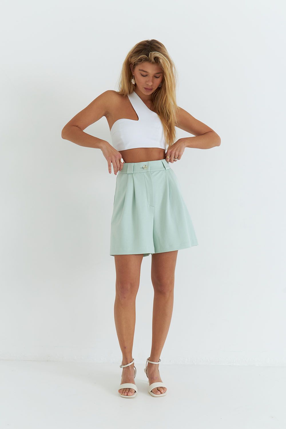 Шорты с защипами мятного цвета