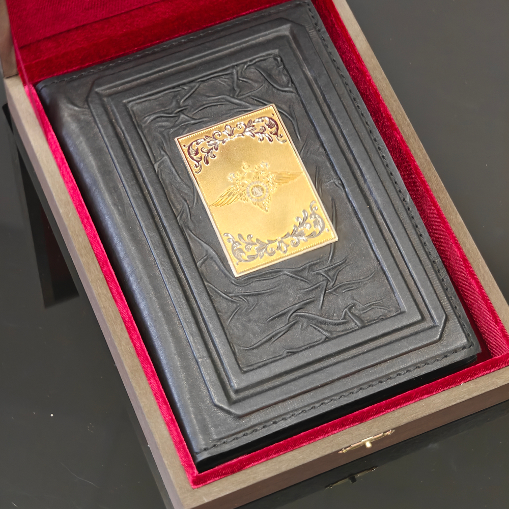 Ежедневник "Герб МВД" (златоустовская гравюра) из натуральной кожи со съемной обложкой в футляре