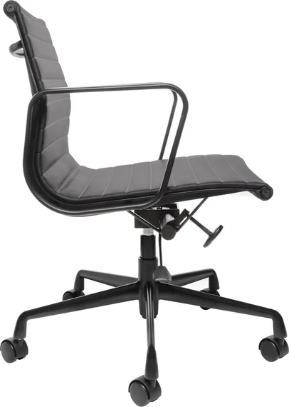 Культовое офисное кресло Eames Ribbed EA 117 из черной кожи с черным каркасом | Купить в Hallberg.ru