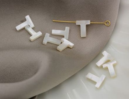 Бусина-подвеска буква T, перламутр