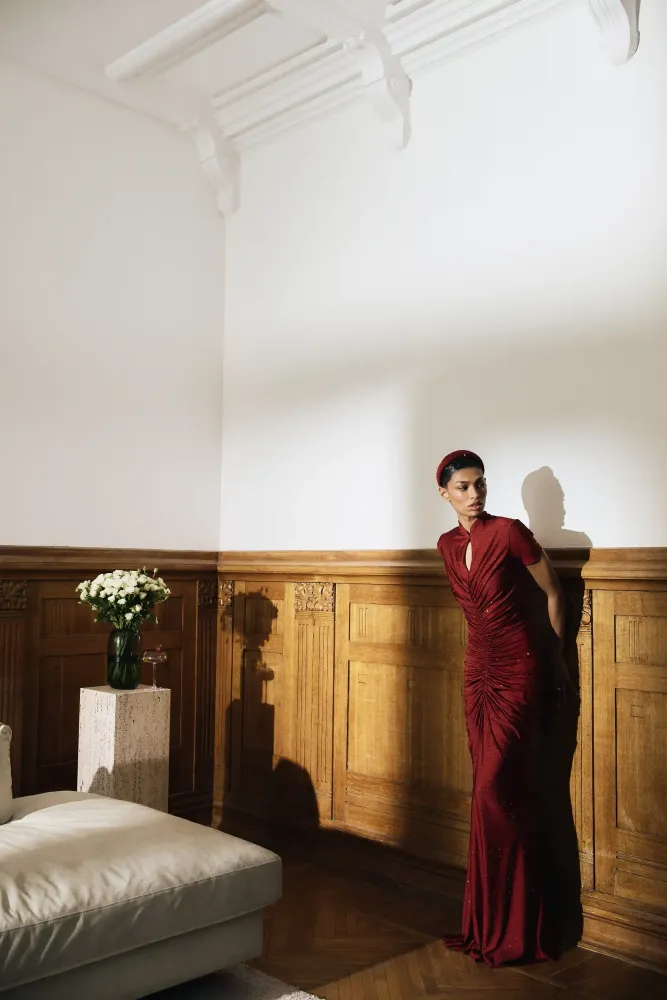 Amanda, платье макси с коротким рукавом из шоколадного бифлекса со стразами