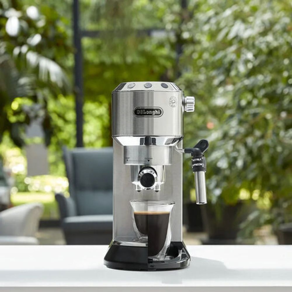 Кофеварка рожковая DELONGHI Dedica EC685.M, 1350 Вт, объем 1,1 л, ручной капучинатор, металлик