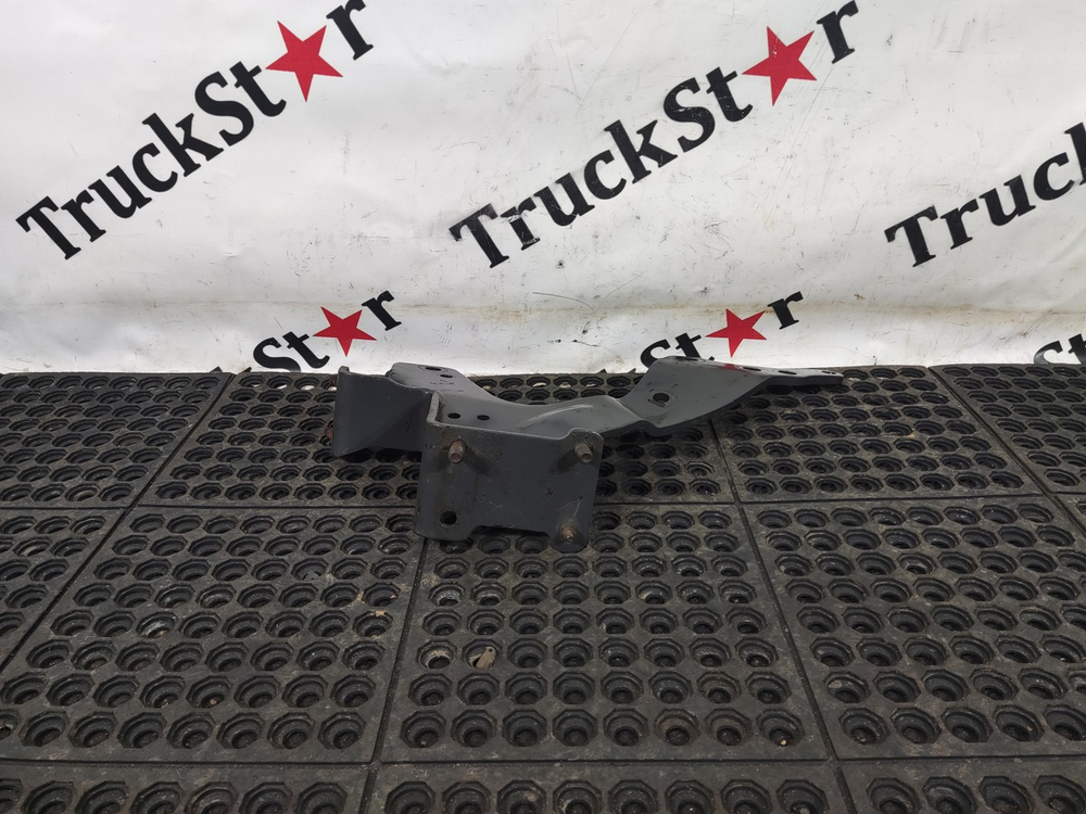 Кронштейн бампера правый