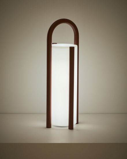 Большая портативная настольная лампа Leros из полиэтилена и стали терракотового цвета