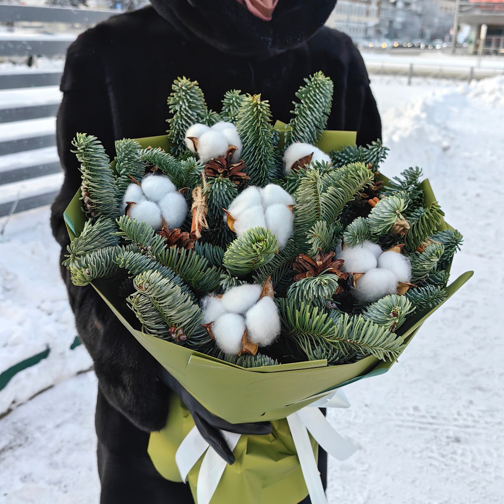 Букет с веточками нобилиса и хлопком