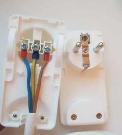 Удлинитель электрический с плоской, потайной вилкой (за шкаф) 1 розетк 1 Метр 3500 Ватт с заземлением