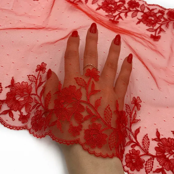 Вышивка на сетке красная 33 см