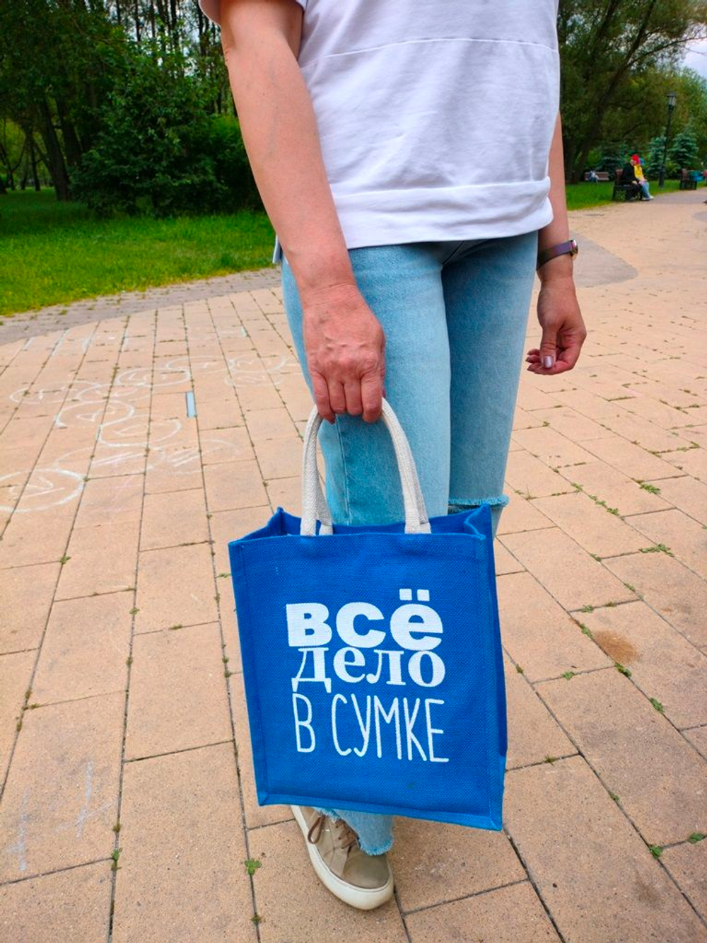 Сумка из джута василькового цвета с ручками белый песок.