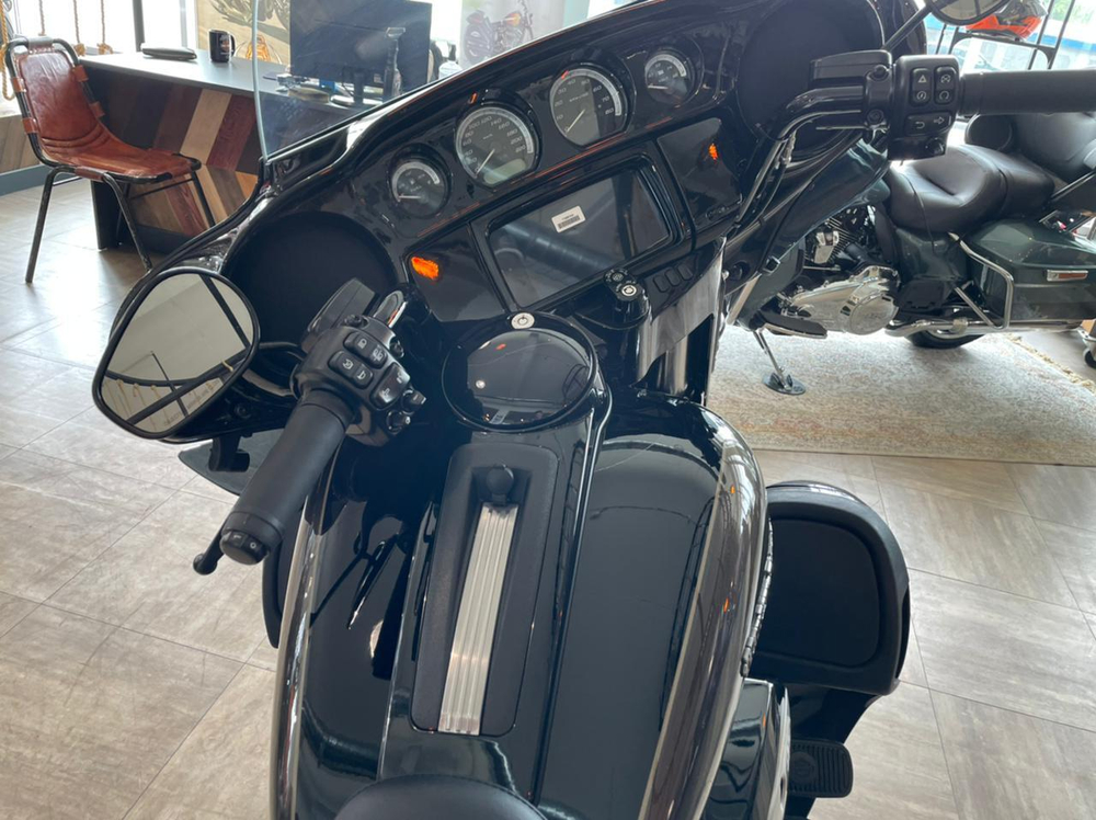 Ultra Limited, Harley-Davidson (FLHTK), 2020 "River Rock Gray / Vivid Black, Black Finish"