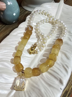 Колье ручной работы из культивированного речного жемчуга и агата кракле "Праздник"