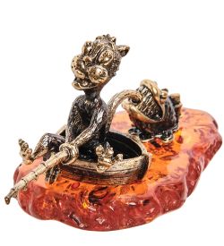 Народные промыслы AM-2046 Фигурка «Кот рыбак с пираньей» (латунь, янтарь)