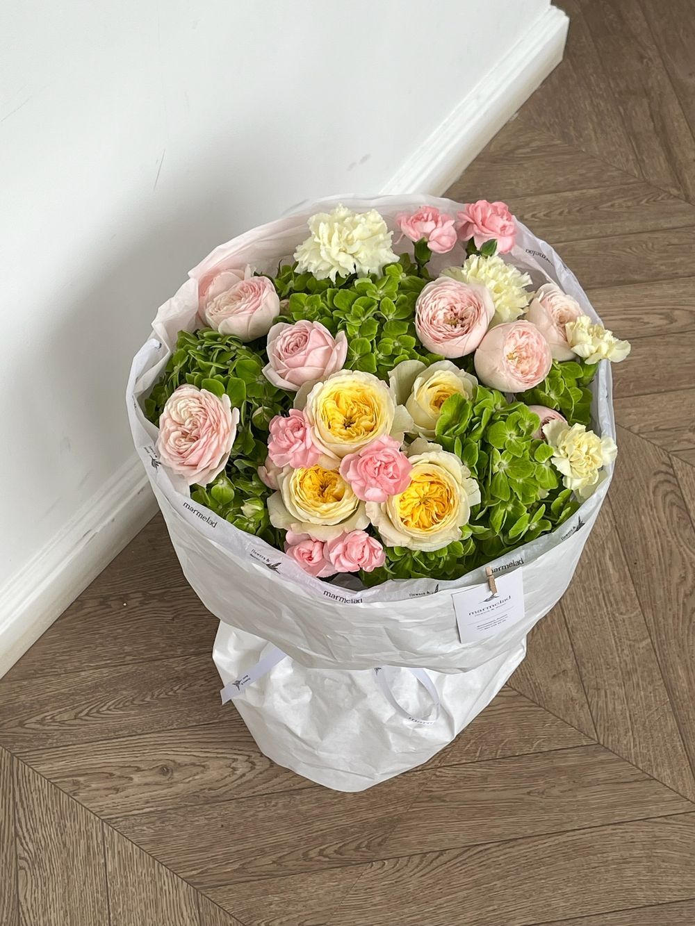 Букет сборный из кустовых пионовидных роз, диантусов и гортензии