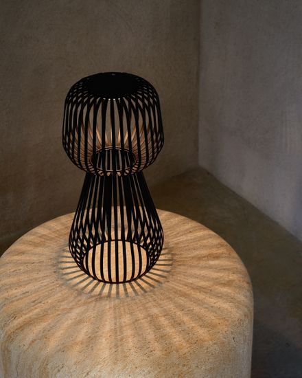 Настольная лампа Reiba из черного металла на солнечной батарее