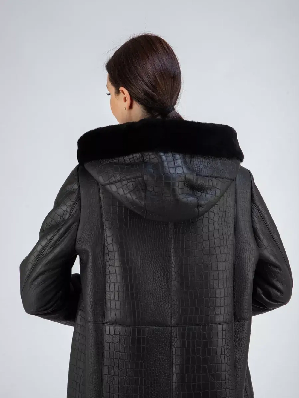 Дубленка зимняя натуральная с капюшоном