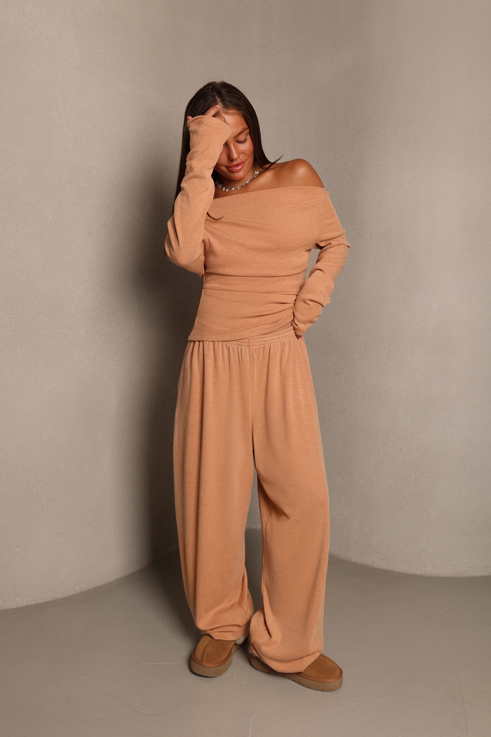 Лонгслив с открытым плечом из тонкого трикотажа