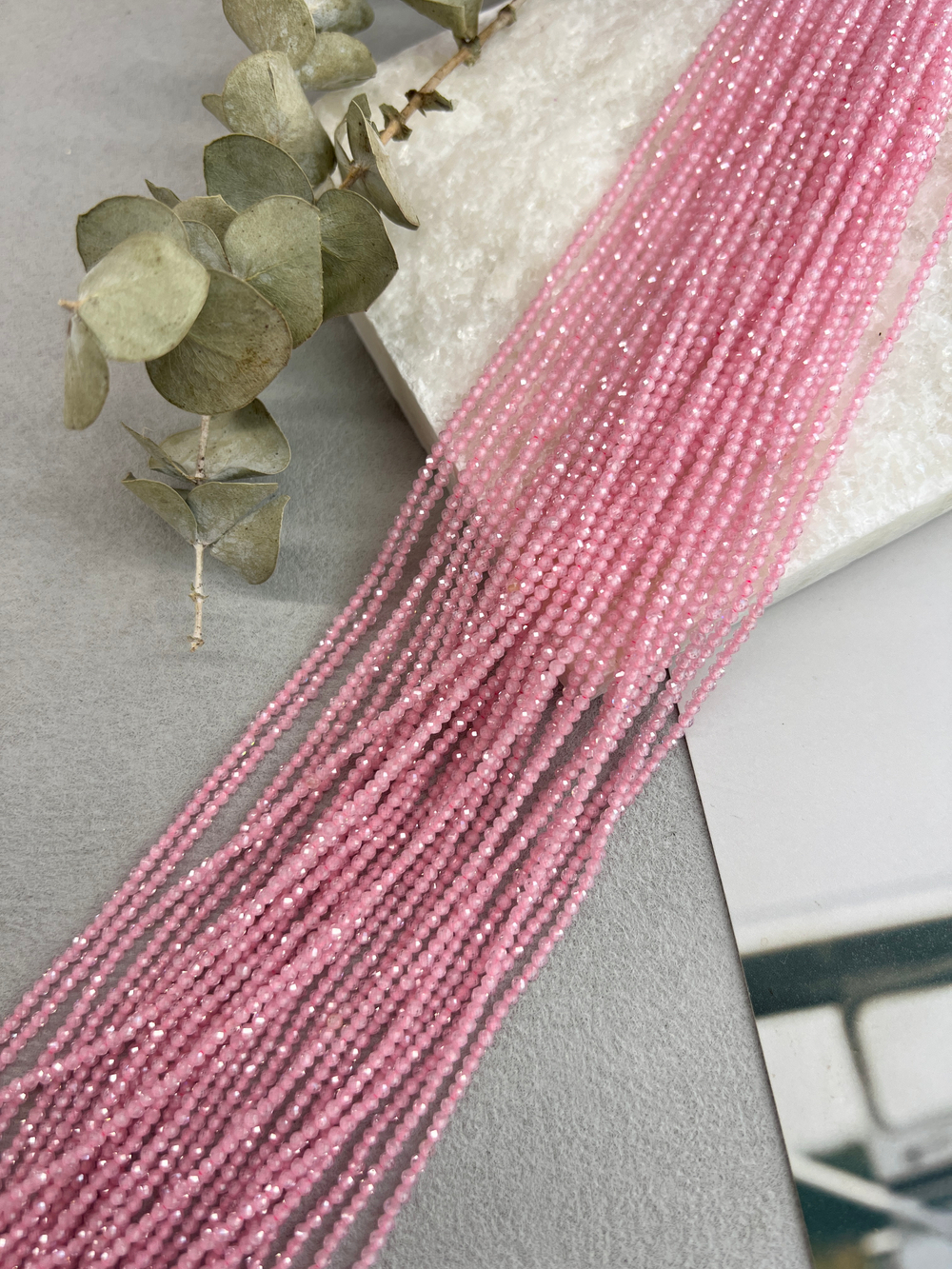 Бусины циркона (фианиты) 2 мм, нить 37 см, розовый