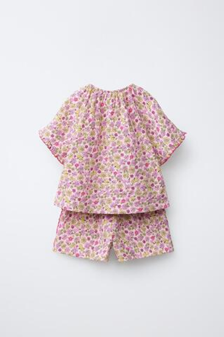 ZARA КОМПЛЕКТ ИЗ ФУТБОЛКИ И ШОРТОВ С ПРИНТОМ, СВЕТЛАЯ МАЛЬВА