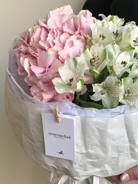 Букет из гортензии и альстромерии