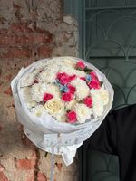 Букет из кустовой пионовидной розы, одноголовых роз, оксипеталума и хризантемы