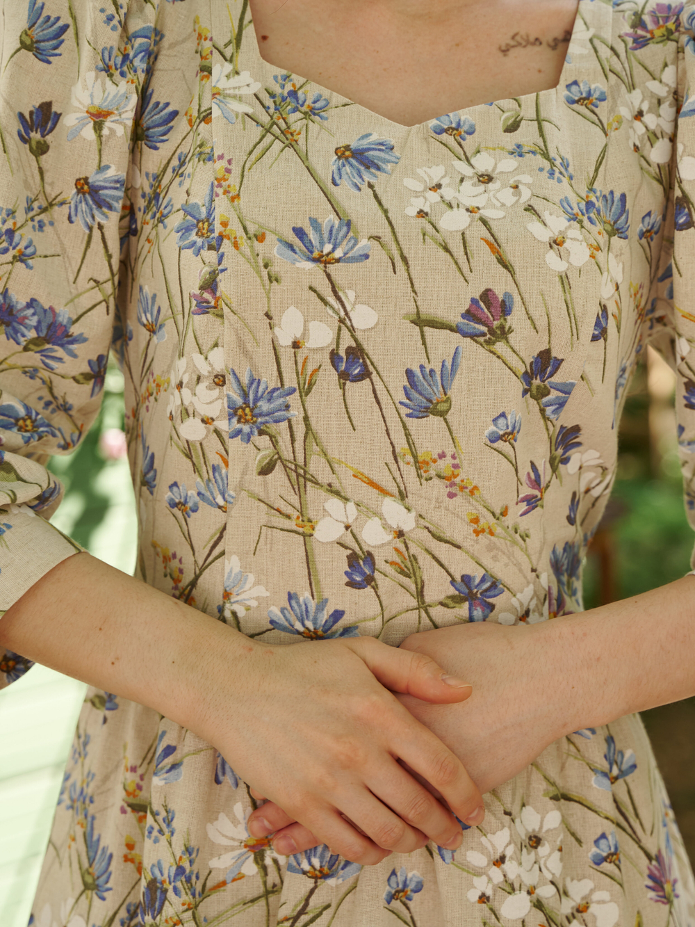 Платье с вырезом-сердечко