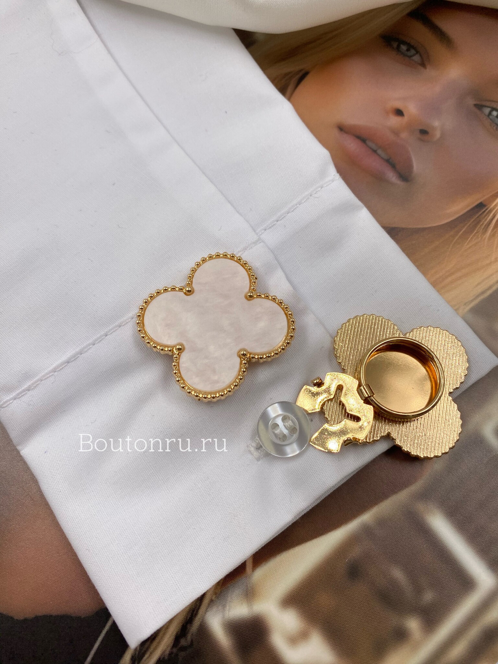 Накладка на пуговицу золотистая белый клевер в стиле ван кл