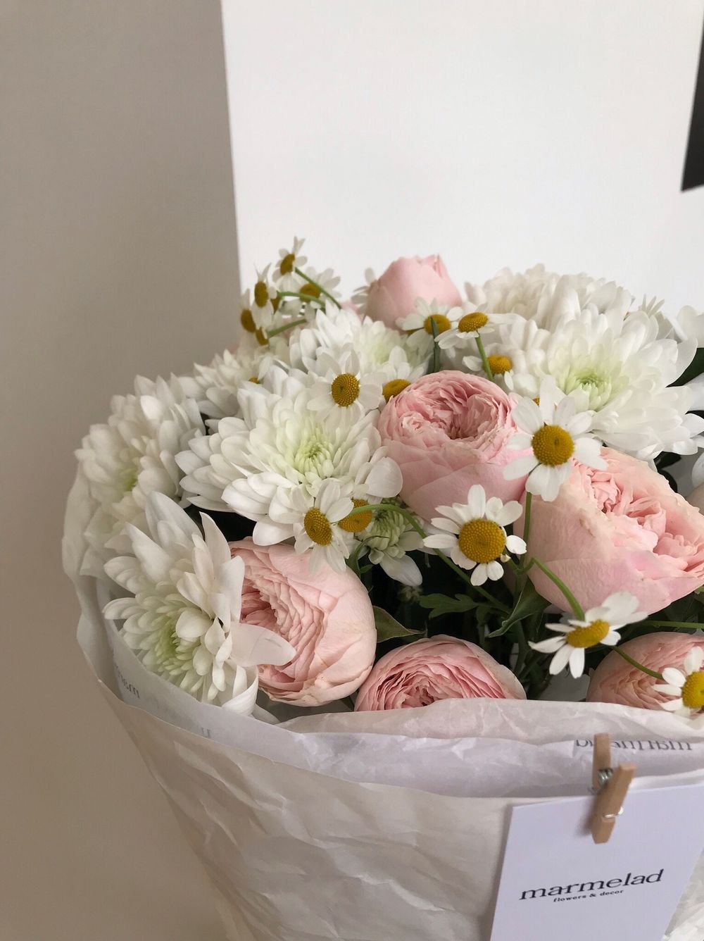 Сборный букет из кустовой пионовидной розы, хризантем и ромашки